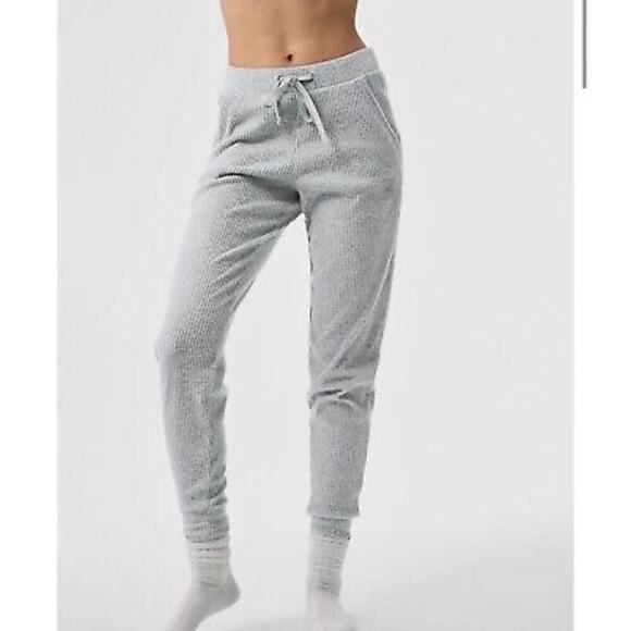 Alo Yoga Women’s Heather Grey Muse Ribbed Sweatpant/Jogger - Picture 1 of 16